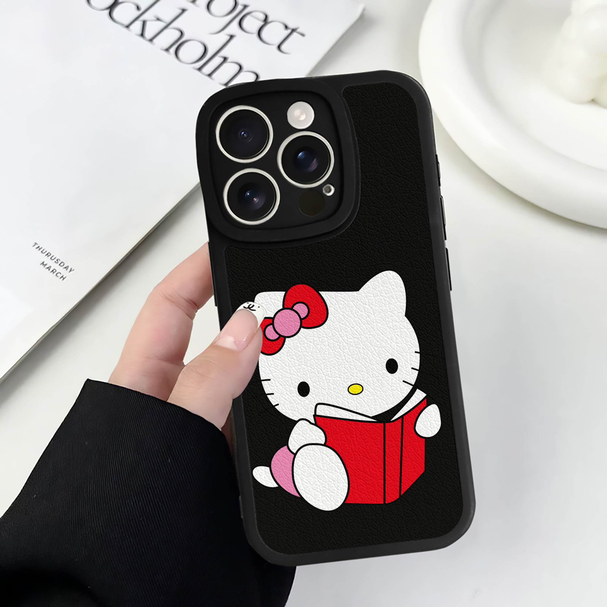 （画像用） Hello Kitty ハローキティ 【iPhone 16シリーズ対応】シリコンスマホケース（レザー調） 材質：シリコン